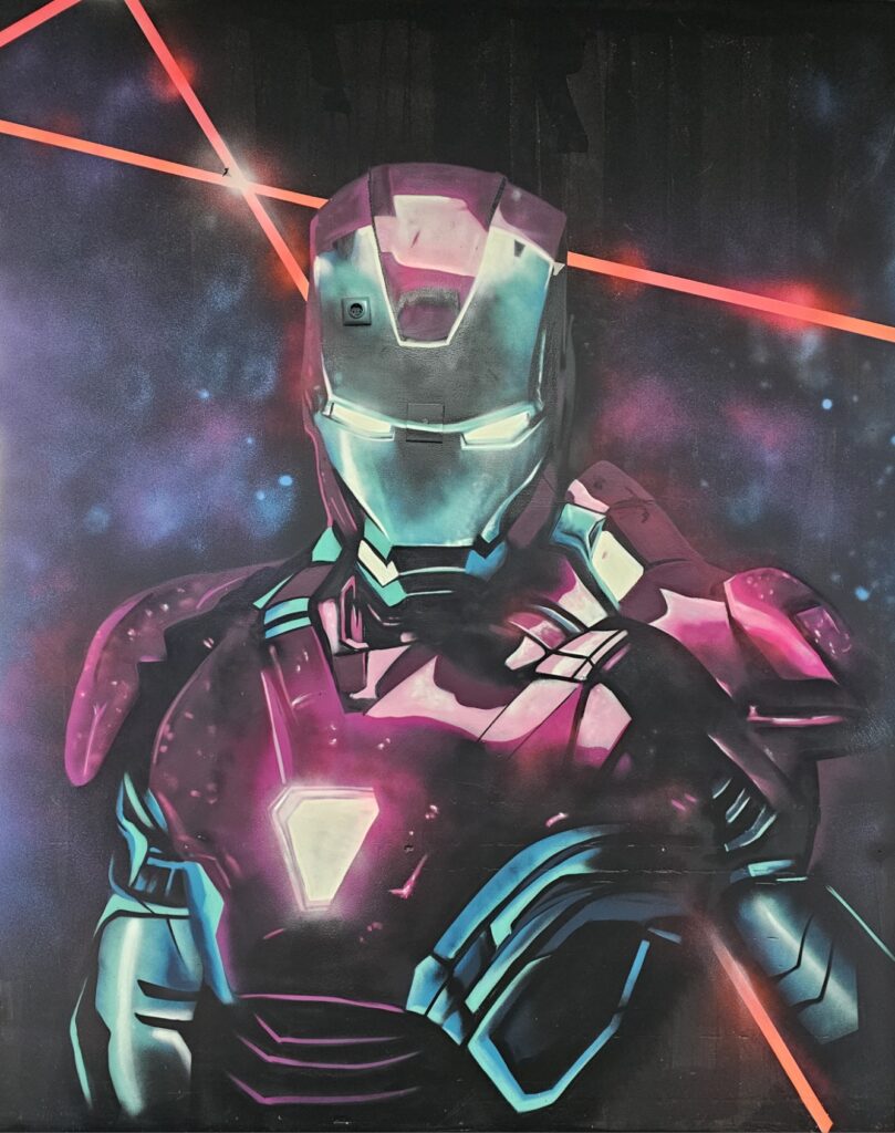 Ein im Graffiti-Stil gestalteter Iron Man als cooler Wachmann in der Lasertag Arena Braunsbedra mit leuchtenden Augen und roten Laserstrahlen.