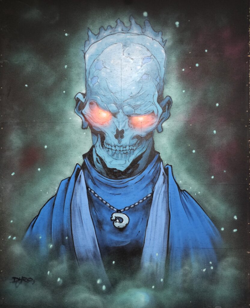 Blaues Totenkopf-Graffiti mit gl&uuml;hend roten Augen an der Wand der Lasertag Arena Braunsbedra.