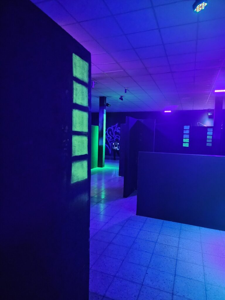Moderner Lasertag Parcours im Geiseltal mit fluoreszierenden Deckungen und atmosph&auml;rischem Schwarzlicht f&uuml;r maximalen Spielspa&szlig;.