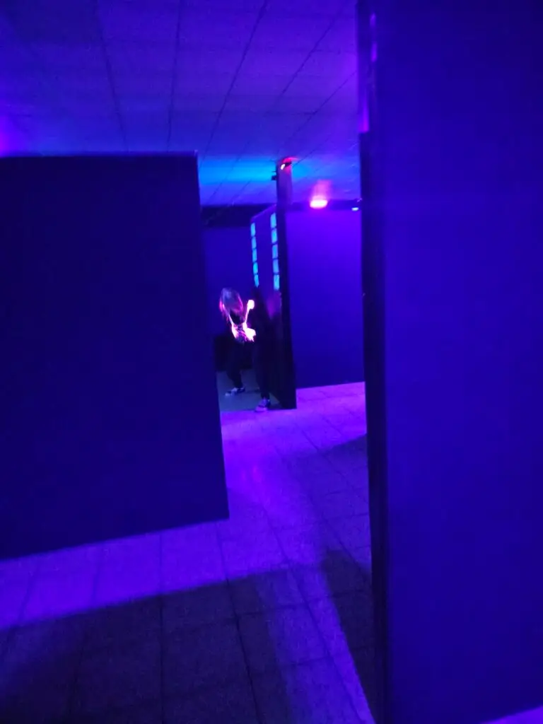 Moderner Lasertag Parcours im Geiseltal mit fluoreszierenden Deckungen und atmosph&auml;rischem