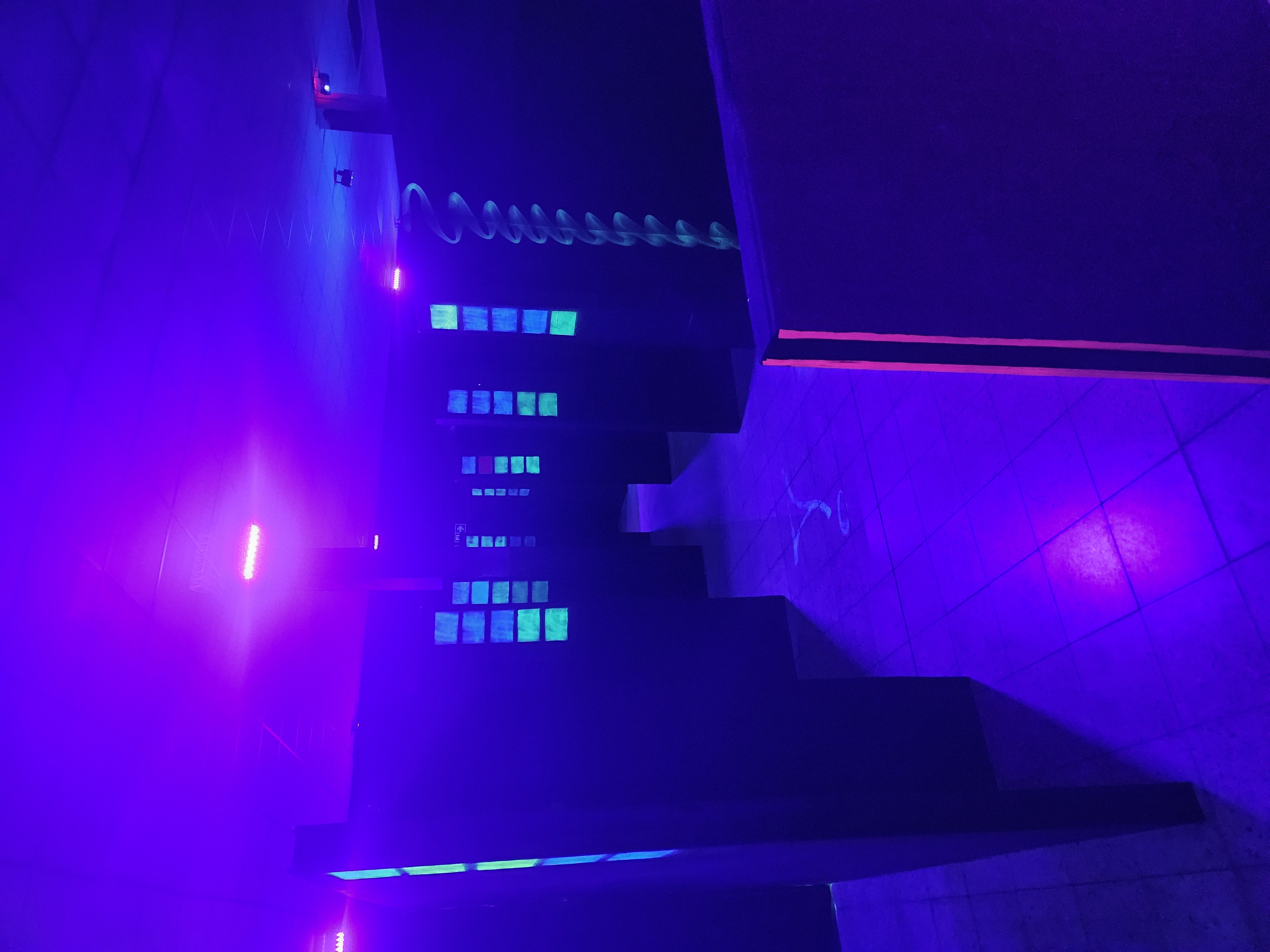 Moderner Lasertag Parcours im Geiseltal mit fluoreszierenden Deckungen und atmosph&auml;rischem