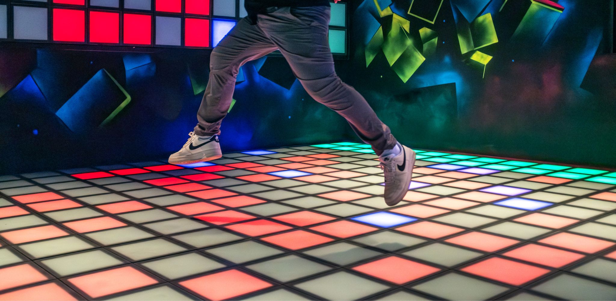 Sportler nutzt den Lightjumper von Interactive Studio &ndash; ein reaktionsbasiertes Lichttrainingssystem f&uuml;r Fitness und Koordination.